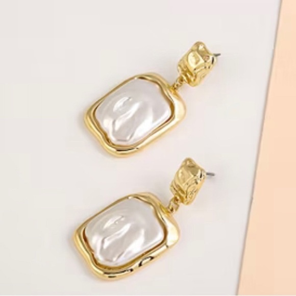 Women’s Gold Tone Simulated Pearl Square Drop Earrings in White and Gold. - Picture 4 of 4